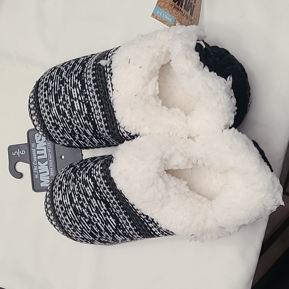 Muk Luks NWT size S 5-6 Magadalena slippers